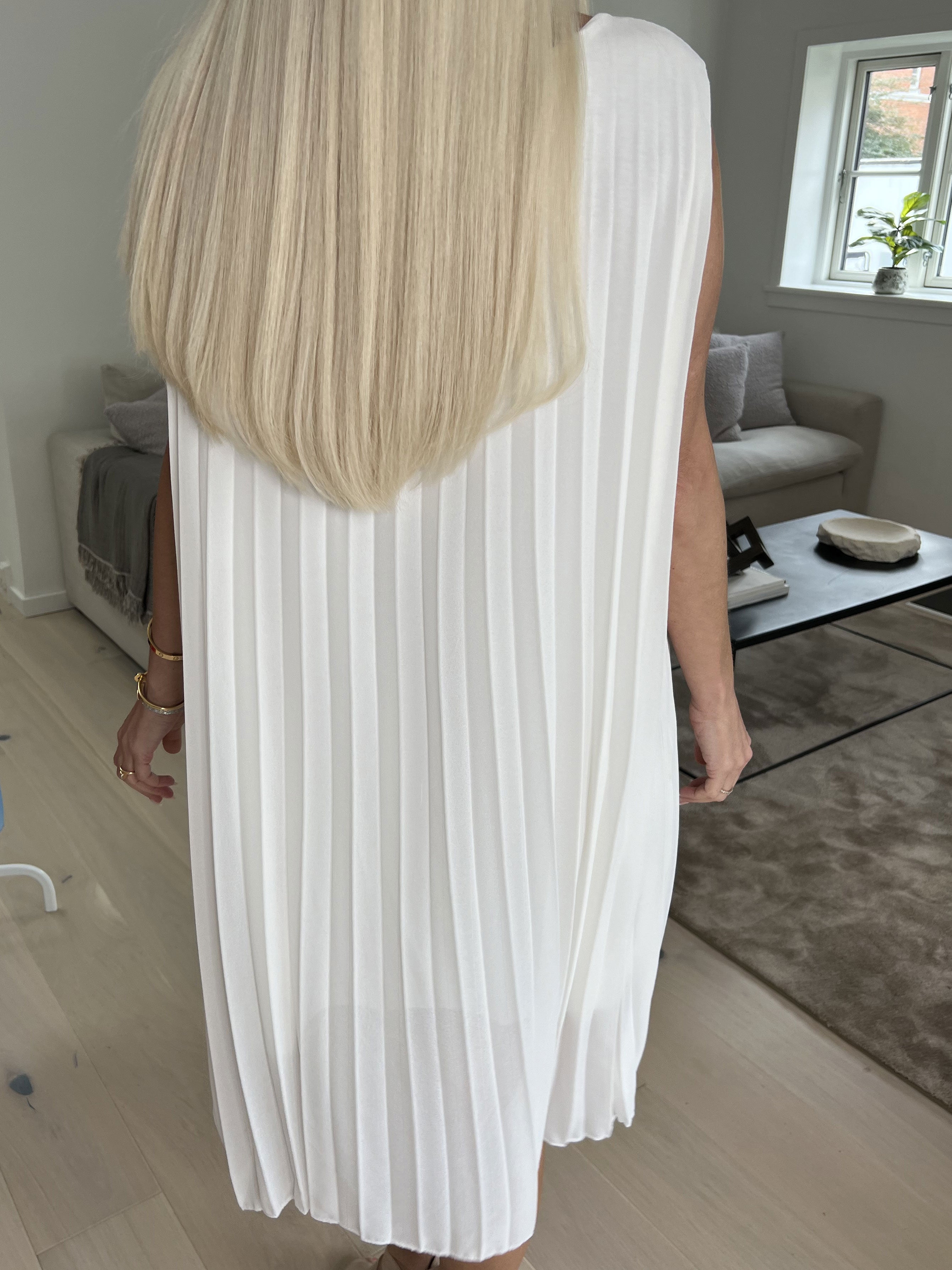 Saline - Sød kjole i plisseret chiffon uden ærmer